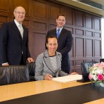 US Ambassador Betty King signs Marrakesh Treaty. WIPO DG Francis Gurry looks on, left (Copyright: WIPO)