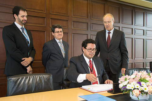 Executive Director of Ecuador's IP office Andrés Ycaza signs the Marrakesh Treaty © WIPO 2014. Photo: Emmanuel Berrod.