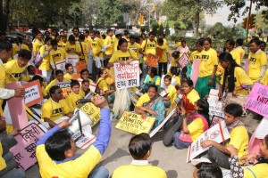 Indian protestors against medicines patent provisions in FTA, 2013