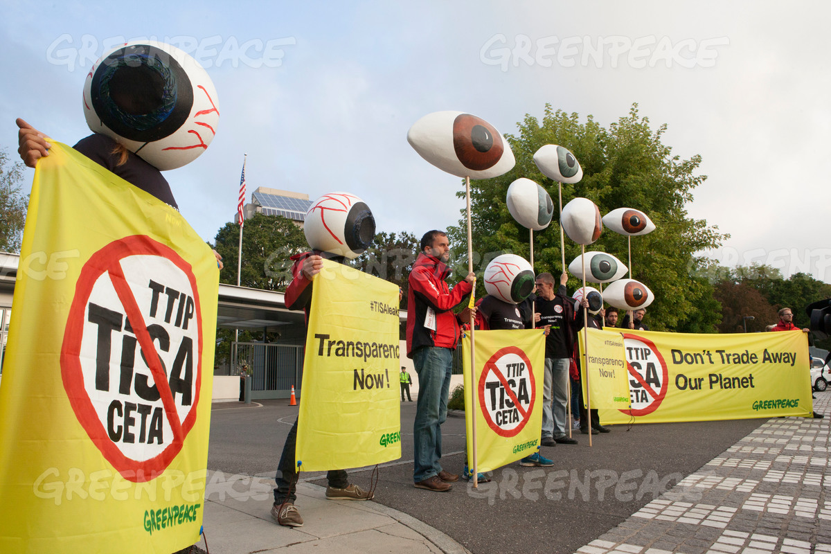 Greenpeace-AktivistInnen protestieren am frühen Morgen am Montag (20.09.16) vor der streng bewachten US-Mission in Genf gegen die laufenden Verhandlungen zum neoliberalen Handelsabkommen TiSA (Trade in Services Agreement) in Genf. ©Greenpeace