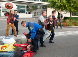 Greenpeace-AktivistInnen protestieren am frühen Morgen am Montag (20.09.16) vor der streng bewachten US-Mission in Genf gegen die laufenden Verhandlungen zum neoliberalen Handelsabkommen TiSA (Trade in Services Agreement) in Genf. ©Greenpeace