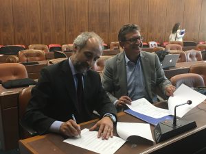 Signing of the cooperative agreement between G. Perry, MPP, and M. Santa Cruz, INAPI, after the side event.